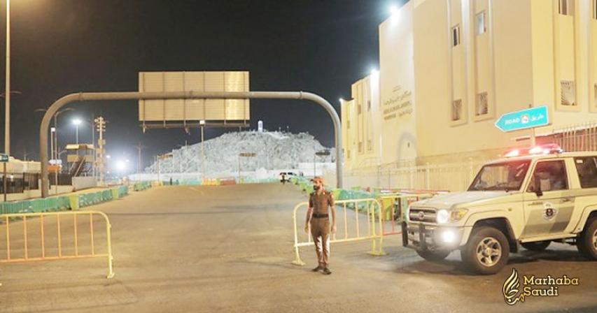 Saudi Officer stood for 4 Hours as an expat slept in a car
