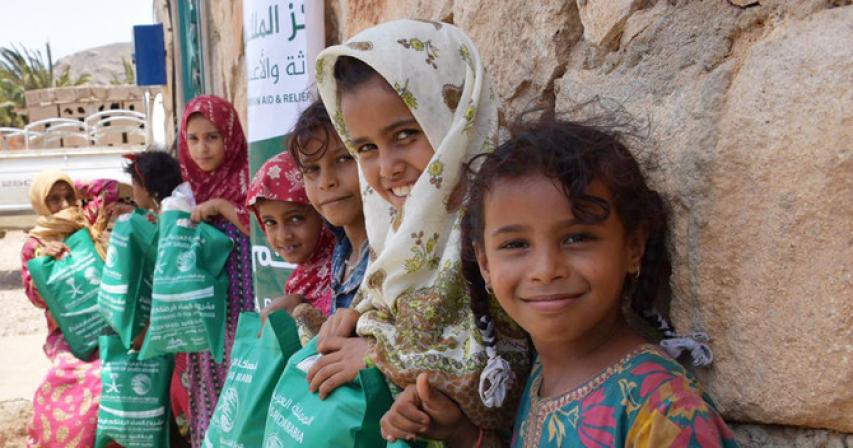 Saudi Arabia's aid agency distributes Eid gifts in Yemen, Eid Gits distributed by Saudi Arabia, Latest Saudi news, latest Saudi eid news,  Saudi distributes gifts to children in Yemen