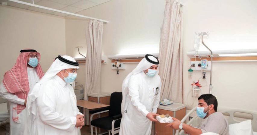 Jouf officials meet patients with Eid gifts
