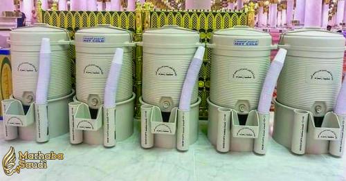 Who are the Saudi families distributing Zamzam water for over 14 centuries?