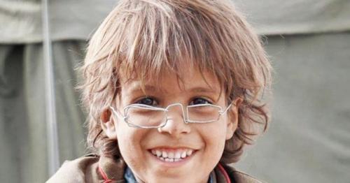 Saudi official’s gesture brings smile on Yemeni child’s face