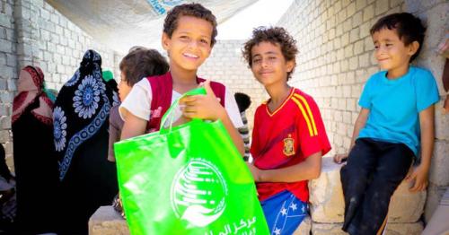 Saudi aid agency distributes Eid gifts to Yemeni children