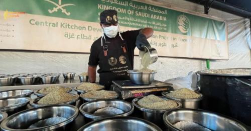 Saudi Arabia Pumps 25,000 Hot Meals into Devastated Gaza